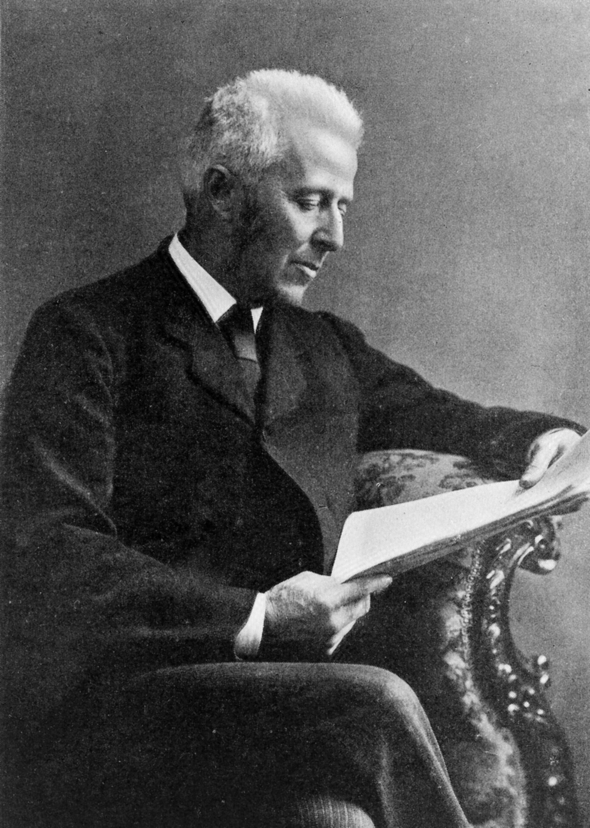 조지프 벨(1837–1911)의 초상. 서류를 읽는 모습.